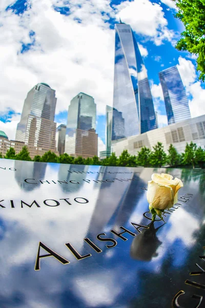 One World Trade Center Ground Zero Roses — Stock Photo, Image