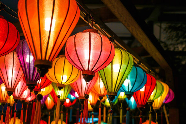 Фонари красочного летнего фестиваля
