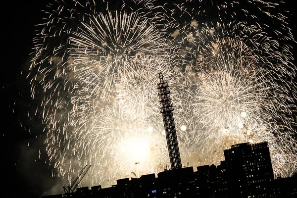横浜スカイラインと花火 みなとみらいスマートフェスティバル — ストック写真