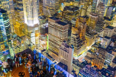 Rockefeller Merkezi Gözlem Güvertesi 4 'teki insanlar gece görüşünü (Rock' ın tepesinden) görüyorlar)