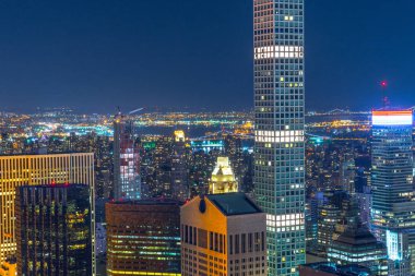 432 Park Caddesi ve Manhattan gece manzarası