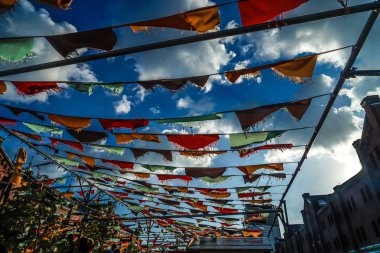 Renkli kumaş ve dalgalanan yaz gökyüzü