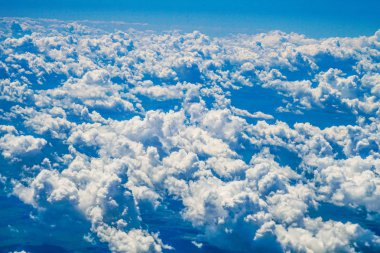 Manzara bir uçaktan göründüğü gibi