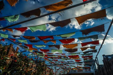 Renkli kumaş ve dalgalanan yaz gökyüzü