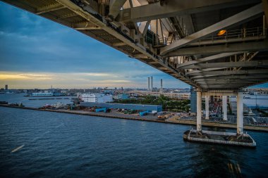 Yokohama Limanı Yokohama Körfezi Köprüsü 'nden görülebiliyor.