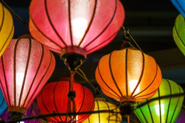 Renkli yaz festivali fenerleri