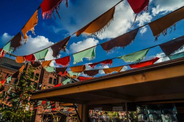 Renkli kumaş ve dalgalanan yaz gökyüzü