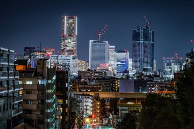 Binalardan Yokohama Minato Mirai 'nin gece görüşü ve trafiği