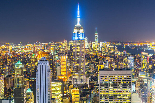 Эмпайр-стейт-билдинг (взято из смотровой площадки Рокфеллеровского центра)
)