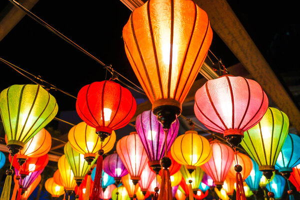Фонари красочного летнего фестиваля
