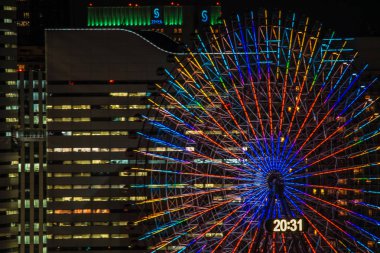 Yokohama Deniz Kulesi 'nden görünen Cosmo saati.