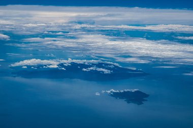 Bulutlar ve gökyüzü bir uçaktan görüldüğü gibi