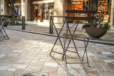 Kahverengi sandalye görüntüsü