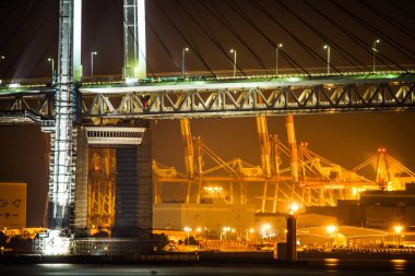 Bay Bridge ve endüstriyel kompleksi