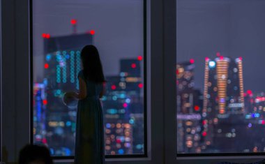 Gece görüşü ve kadın silueti