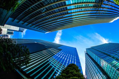 Minato Mirai 'nin yüksek binaları ve mavi gökyüzü