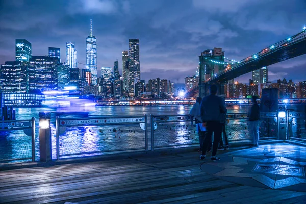 Manhattan Brooklyn Ponte Vista Noturna Pessoas — Fotografia de Stock