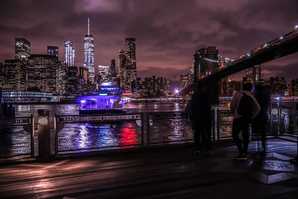 Manhattan Brooklyn Ponte Vista Noturna Pessoas — Fotografia de Stock