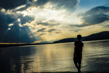 Yamanaka Gölü ve erkek silueti