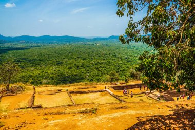 Manzara Sigirya kayasının tepesinden görünüyor.