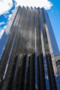 Trump Kulesi ve mavi gökyüzü (New York)