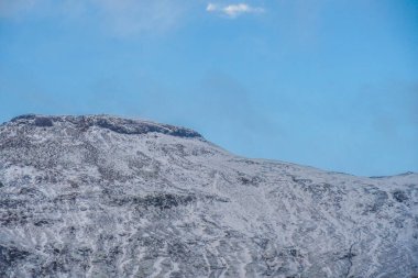 Karla kaplı dağlar ve İzlanda 'nın mavi gökyüzü