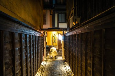 Kyoto Pontocho 'nun arka sokağı.