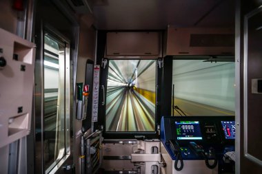 Sendai Şehir Metrosu 'nun sürücü koltuğundan görüntü