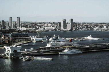 Yokohama şehir manzarası Deniz Kulesi 'nden görülebilir (monokrom)