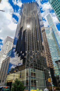 Trump Kulesi ve mavi gökyüzü (New York)