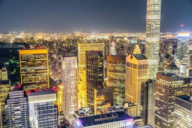 432 Park Caddesi ve Manhattan gece manzarası