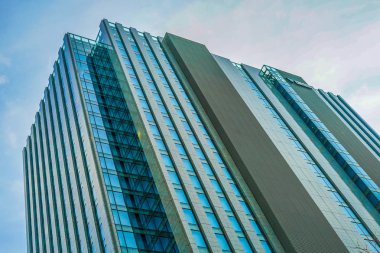 Yokohama 'nın binaları ve mavi gökyüzü