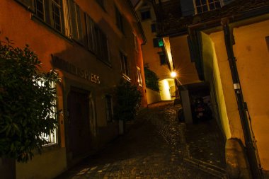 Zürih, İsviçre eski şehrin çatıları (gece manzaralı))