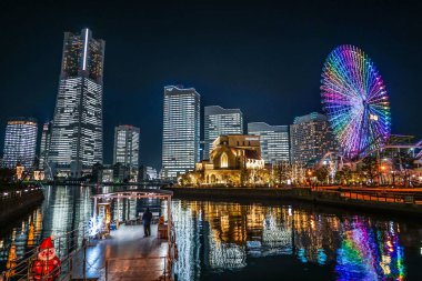 Minato Mirai 'nin ofisindeki tüm kamu ve özel alanlar aydınlanıyor.