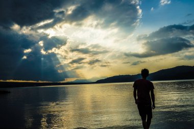 Yamanaka Gölü ve erkek silueti