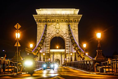 Szechenyi Zincir Köprüsü gece görüşü (Budapeşte, Macaristan)