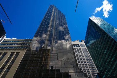 Trump Kulesi ve mavi gökyüzü (New York)