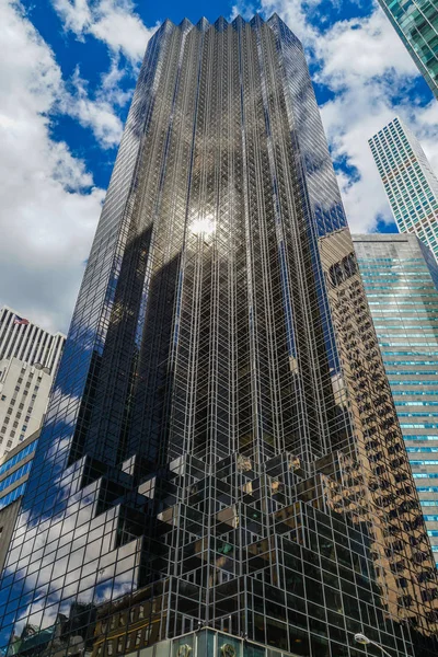 Trump Tower Och Stjärnor Och Ränder — Stockfoto