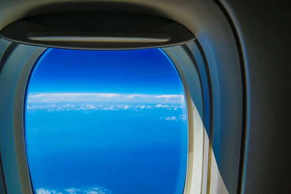 从飞机窗上看得见的云彩和天空 — 图库照片