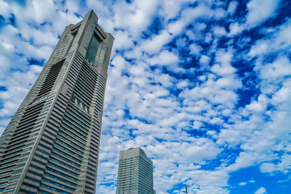 Skaliert Wolken Und Wahrzeichen Turm — Stockfoto