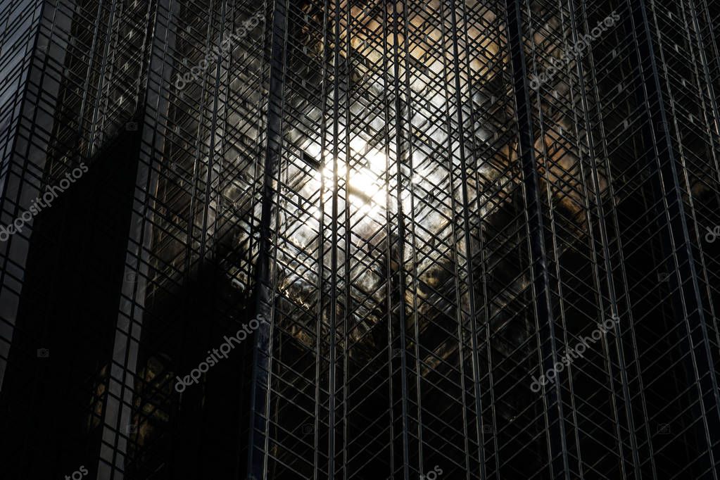 The sun reflected in Trump Tower (New York)