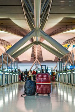 Kırmızı bavul resmi