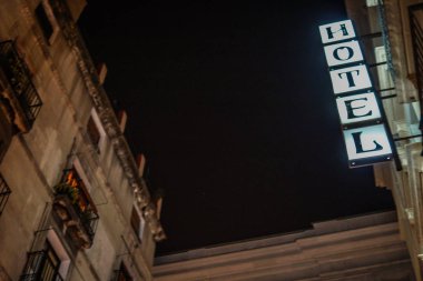 İspanya Barselona silüeti (gece görünümü)