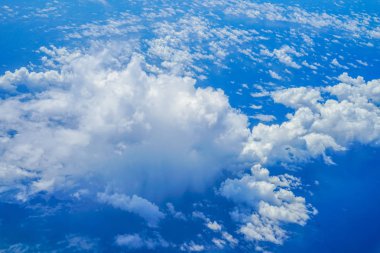 Bulutlar ve gökyüzü bir uçaktan görüldüğü gibi