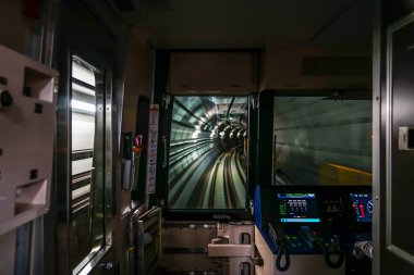 Sendai Şehir Metrosu 'nun sürücü koltuğundan görüntü