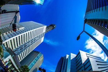 Yokohama Minato Mirai yüksek binalar ve mavi gökyüzü