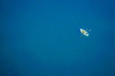 Akdeniz 'de yüzen tekne