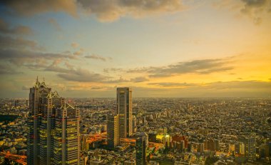 Şehir manzarası ve günbatımından Shinjuku Tokyo Büyükşehir Hükümet Binası 'nın gözlemevinden görülebiliyor.