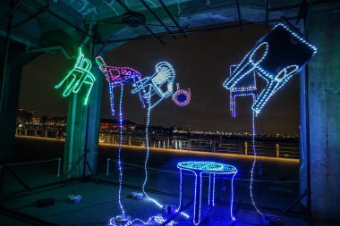 Parlayan sandalye ve masa