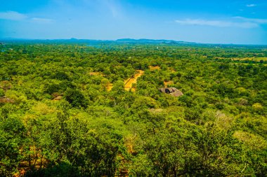 Manzara Sigirya kayasının tepesinden görünüyor.
